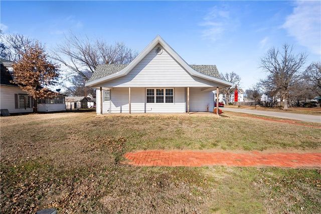 611 E 5th Avenue, Caney, KS 67333