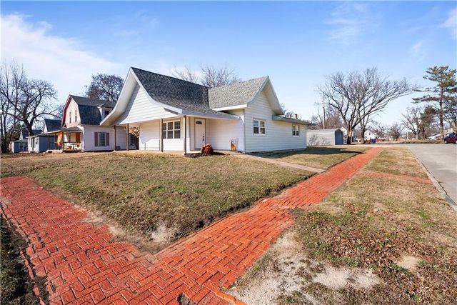 611 E 5th Avenue, Caney, KS 67333