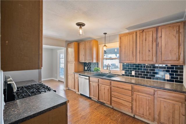 611 E 5th Avenue, Caney, KS 67333