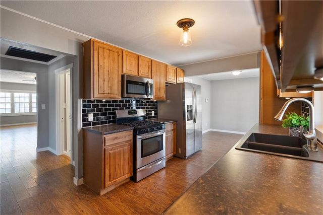 611 E 5th Avenue, Caney, KS 67333