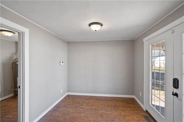 611 E 5th Avenue, Caney, KS 67333