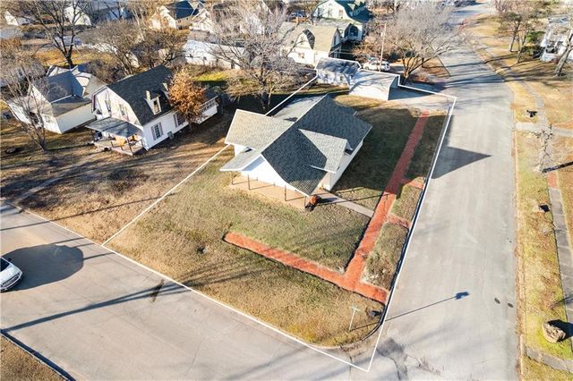 611 E 5th Avenue, Caney, KS 67333