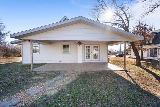 611 E 5th Avenue, Caney, KS 67333