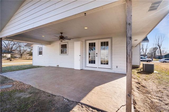 611 E 5th Avenue, Caney, KS 67333