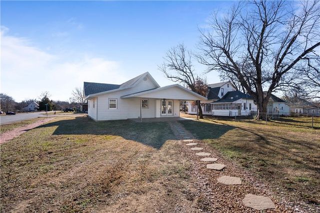 611 E 5th Avenue, Caney, KS 67333