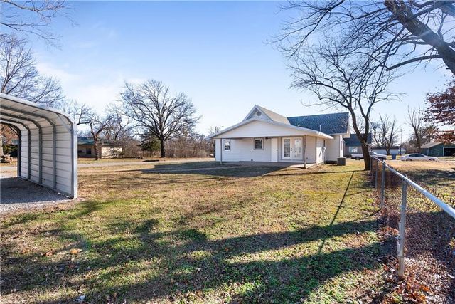 611 E 5th Avenue, Caney, KS 67333
