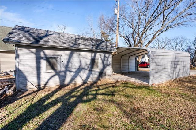611 E 5th Avenue, Caney, KS 67333