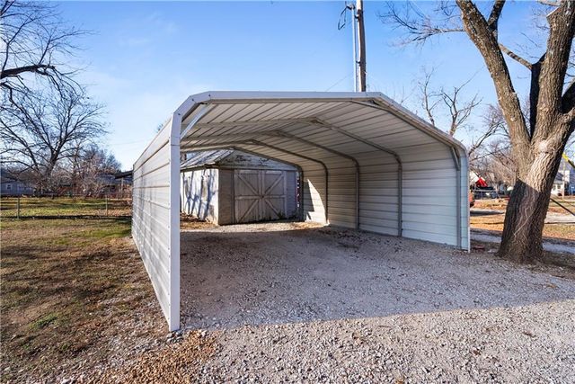 611 E 5th Avenue, Caney, KS 67333