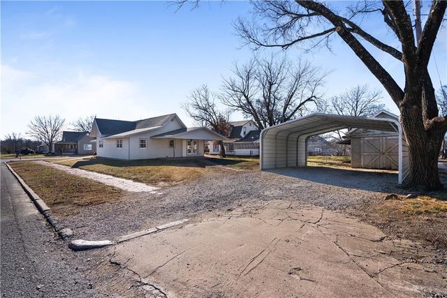 611 E 5th Avenue, Caney, KS 67333