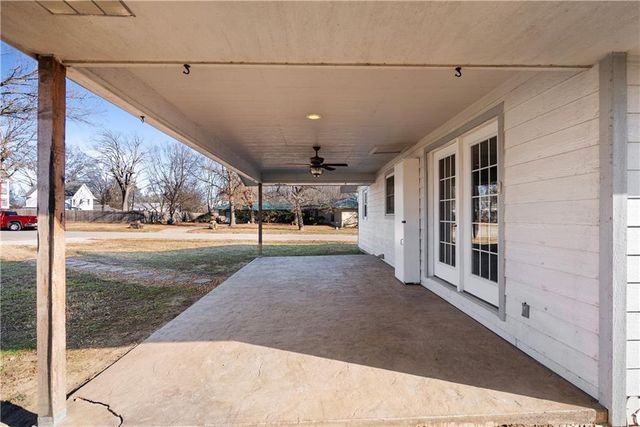 611 E 5th Avenue, Caney, KS 67333