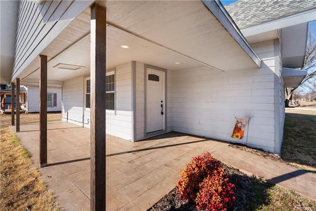 611 E 5th Avenue, Caney, KS 67333