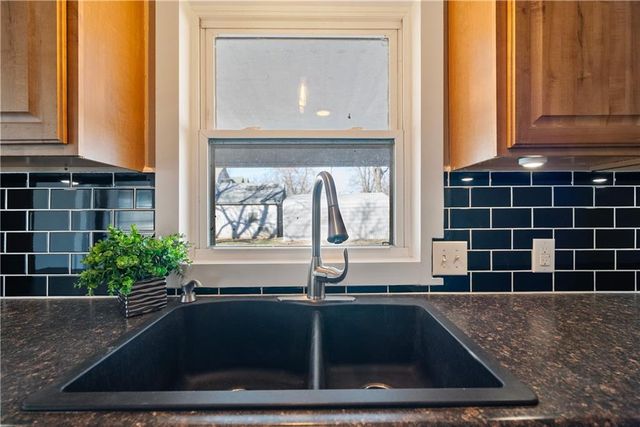 611 E 5th Avenue, Caney, KS 67333