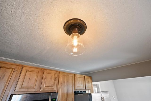 611 E 5th Avenue, Caney, KS 67333