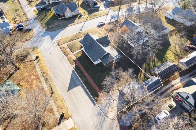 611 E 5th Avenue, Caney, KS 67333