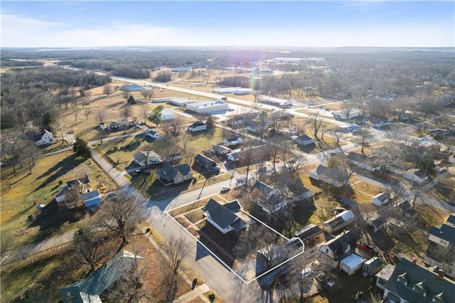 611 E 5th Avenue, Caney, KS 67333