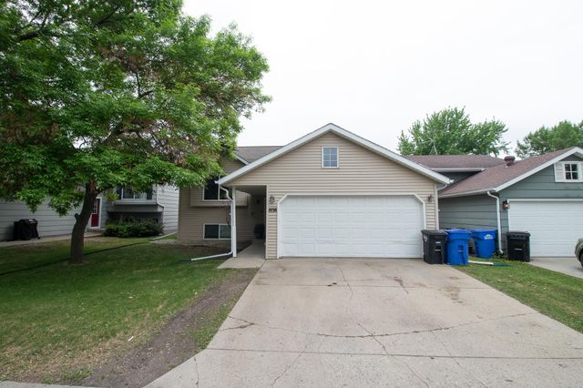 1938 53rd Avenue S, Fargo, ND 58104