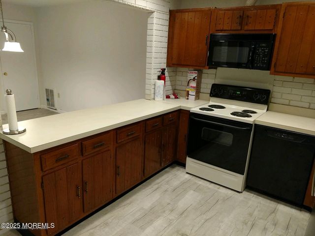 137 Amberly Drive E, Manalapan, NJ 07726