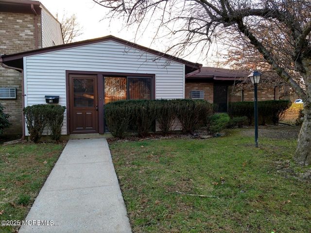 137 Amberly Drive E, Manalapan, NJ 07726