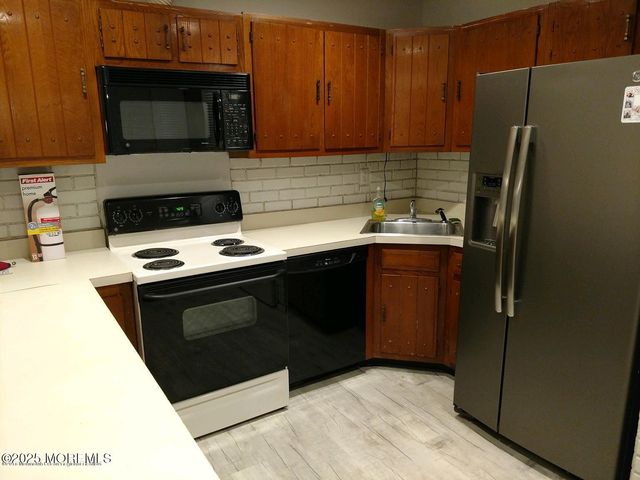 137 Amberly Drive E, Manalapan, NJ 07726