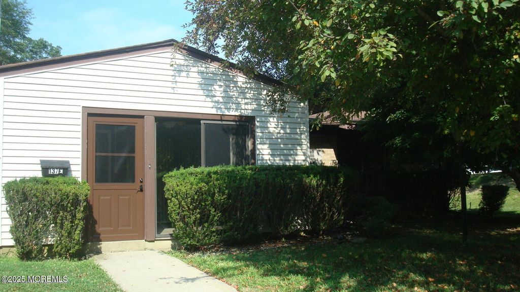 137 Amberly Drive E, Manalapan, NJ 07726