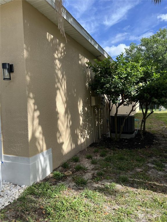 Image 48 of property listing at 7003 CHATUM LIGHT RUN, Bradenton, FL 34212