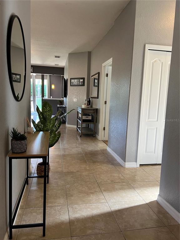 Image 8 of property listing at 7003 CHATUM LIGHT RUN, Bradenton, FL 34212