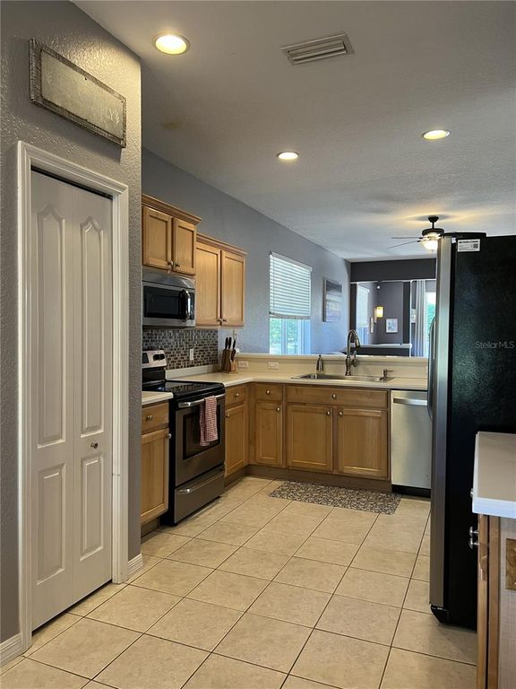 Image 10 of property listing at 7003 CHATUM LIGHT RUN, Bradenton, FL 34212