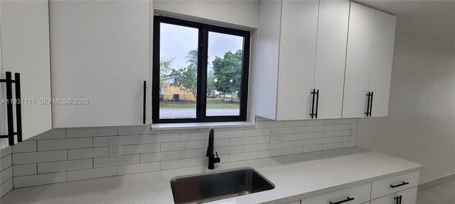 800 Jann Ave, Opa-locka, FL 33054