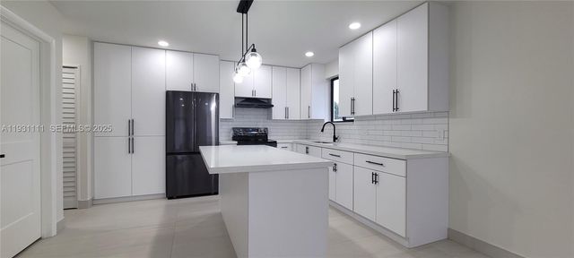 800 Jann Ave, Opa-locka, FL 33054