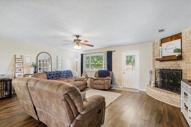 301 Bull Run Drive, League City, TX 77573