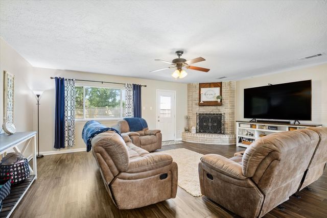 301 Bull Run Drive, League City, TX 77573