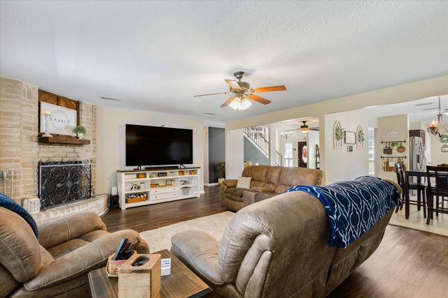 301 Bull Run Drive, League City, TX 77573