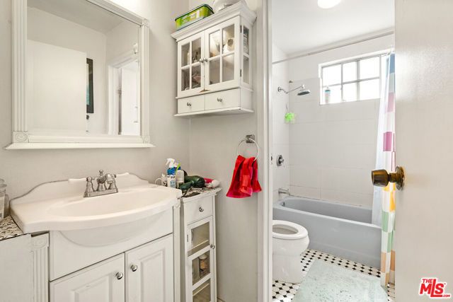 960 N Micheltorena Street, Los Angeles, CA 90026