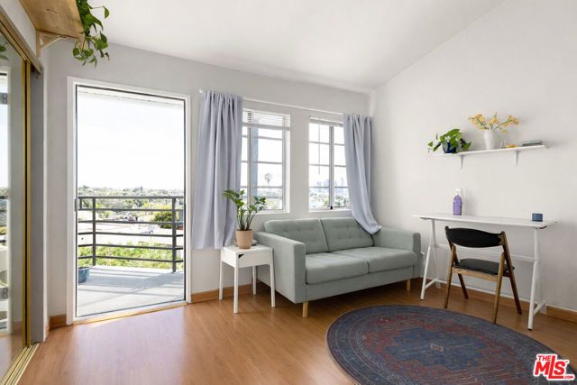 960 N Micheltorena Street, Los Angeles, CA 90026