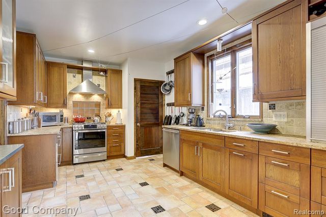 19 Oakdale Boulevard, Pleasant Ridge, MI 48069