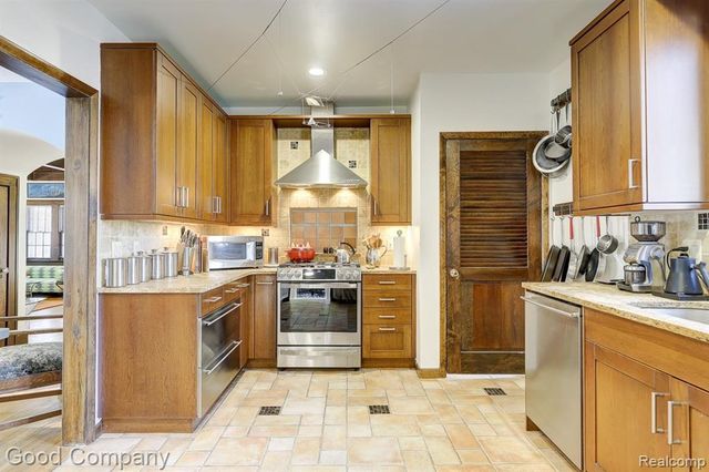 19 Oakdale Boulevard, Pleasant Ridge, MI 48069