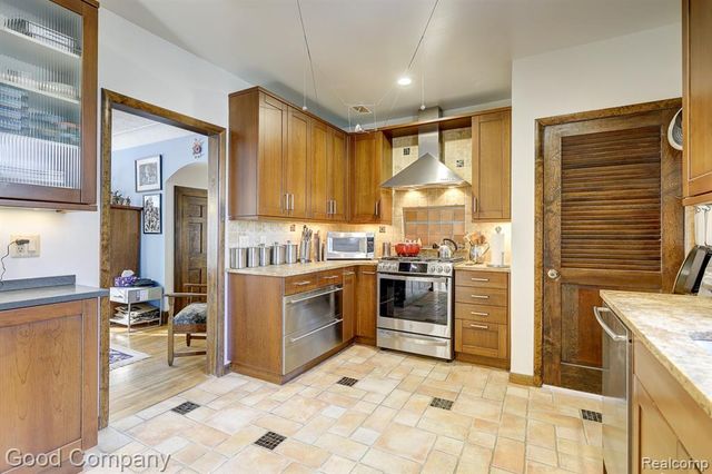 19 Oakdale Boulevard, Pleasant Ridge, MI 48069