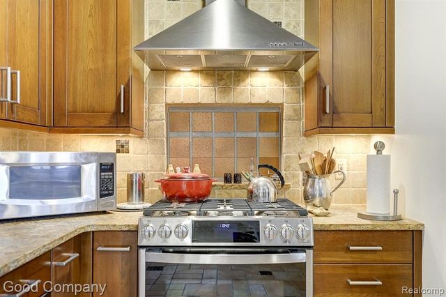 19 Oakdale Boulevard, Pleasant Ridge, MI 48069