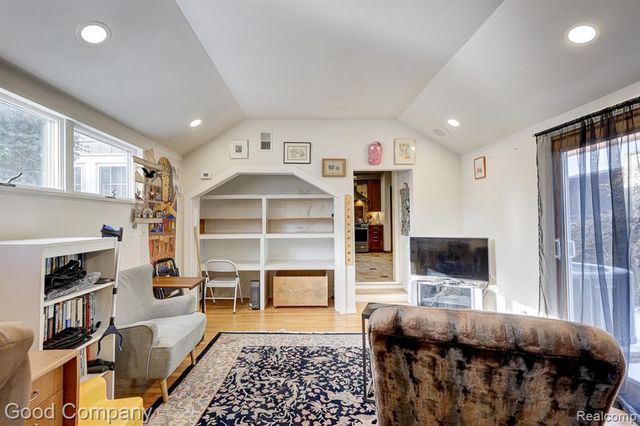 19 Oakdale Boulevard, Pleasant Ridge, MI 48069