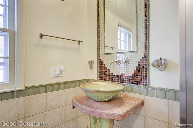 19 Oakdale Boulevard, Pleasant Ridge, MI 48069