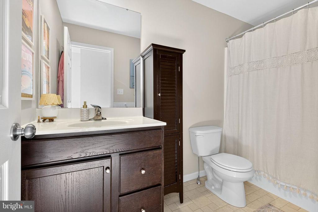 100 TALBOT ST, Mount Joy, PA 17552