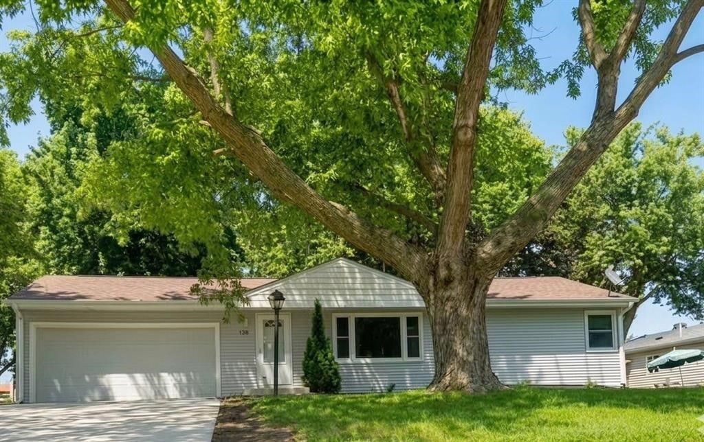 138 Greenfield Parkway, Des Moines, IA 50320