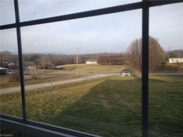 125 Breezyridge Way, Mount Airy, NC 27030