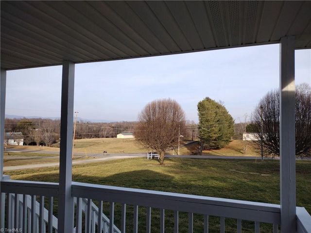 125 Breezyridge Way, Mount Airy, NC 27030