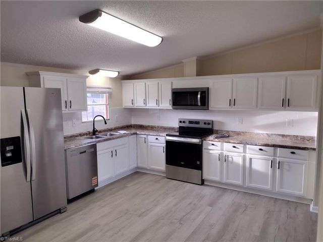 125 Breezyridge Way, Mount Airy, NC 27030