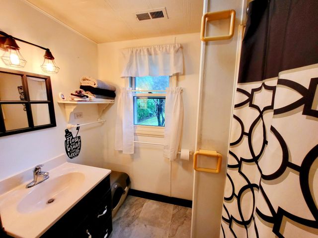 1652 Happy Acres DR, Moneta, VA 24121