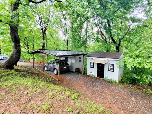 1652 Happy Acres DR, Moneta, VA 24121