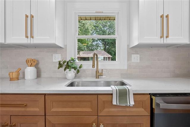 608 SW Montgomery Street, Lee's Summit, MO 64081