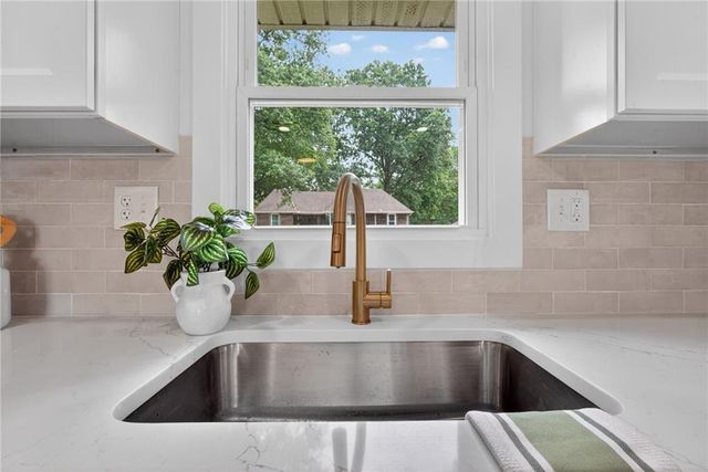 608 SW Montgomery Street, Lee's Summit, MO 64081