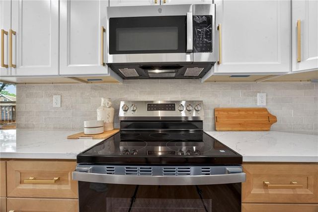 608 SW Montgomery Street, Lee's Summit, MO 64081